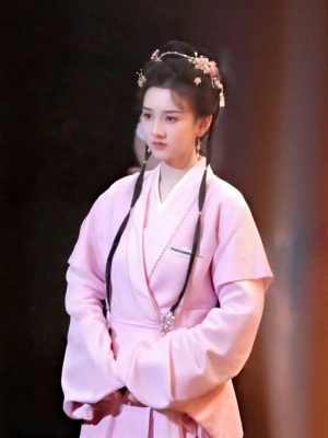 【独家】宋祖儿新剧路透惊现"纸片人"身材！粉丝心疼：瘦到骨头都硌手了