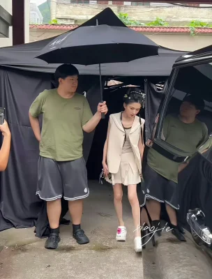 【独家】宋祖儿新剧路透惊现"纸片人"身材！粉丝心疼：瘦到骨头都硌手了